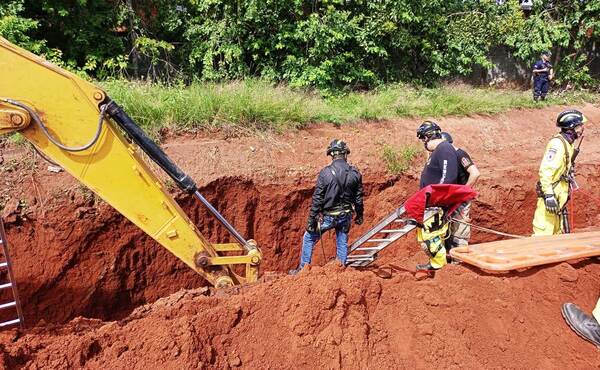 Tres jóvenes obreros fallecen sepultados tras un derrumbe •
