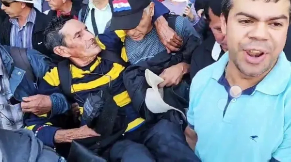 Ex obreros de Itaipú son detenidos tras forcejeos en CDE - Noticiero Paraguay
