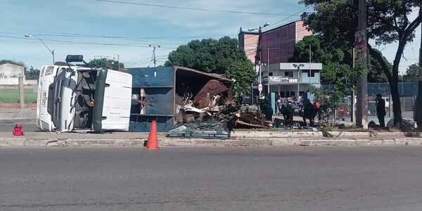 Cargó más de lo que debía y volcó - C9N