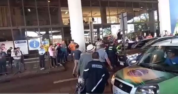 Diario HOY | Protesta de exobreros de Itaipú: varios detenidos por cierre del Puente de la Amistad