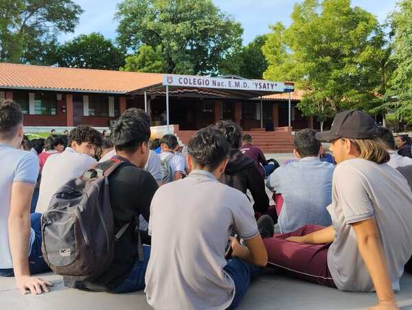 Sentata de estudiantes del Ysaty - C9N