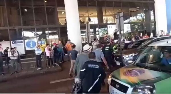 Protesta de exobreros de Itaipú: varios detenidos por cierre del Puente de la Amistad