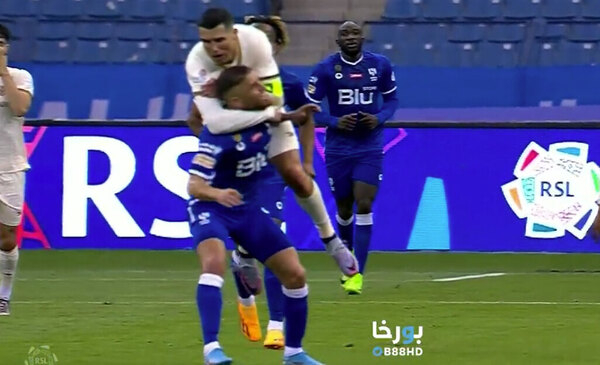 Versus / Tremenda llave al cuello de Cristiano Ronaldo que casi ahorca a un rival en el clásico árabe