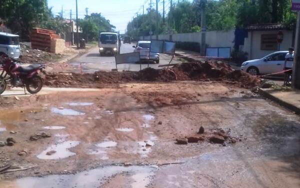 Cierran calle América, obreros no aparecen y director de Obras no responde •