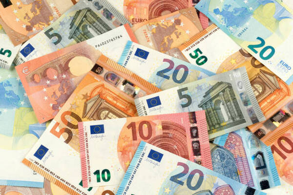 El euro se cambia alrededor de 1,0950 dólares tras comentarios agresivos de la Fed - Revista PLUS