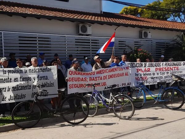 Jubilados y pensionados se manifestaron frente al IPS de Pilar - Nacionales - ABC Color
