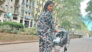 El primer paseíto del bebé de Pati Ginzo por las calles de Barcelona