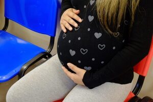 Detienen a hombre que embarazó a niña de 13 años con quien vivía - Noticde.com