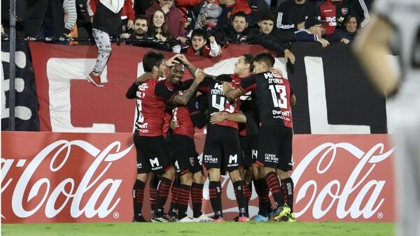 Newell's golea a Blooming y consagra el liderato