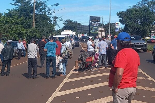 Liberan a exobreros de Itaipu detenidos por bloqueo del Puente de la Amistad