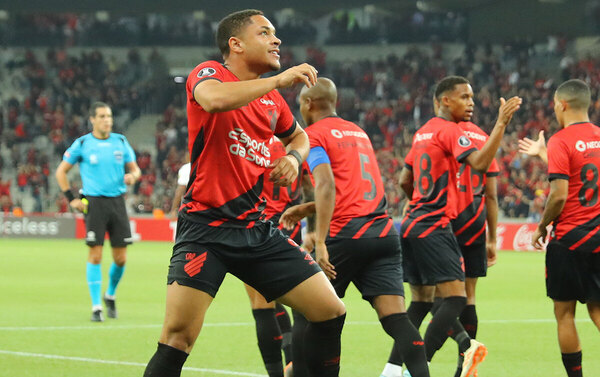 Versus / Un golazo de Vitor Roque pone a tambalear al Atlético Mineiro en Libertadores