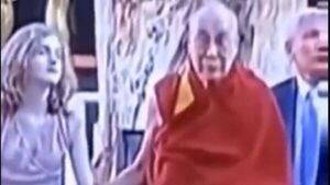 Dalai Lama "acarició" el brazo de una niña