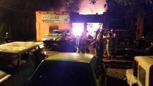 Incendio en desarmadero de vehículos en Coronel Bogado
