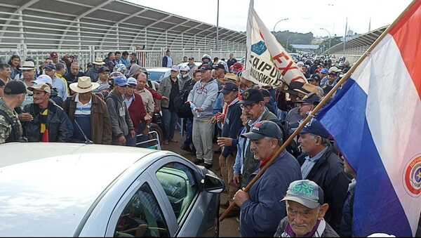 Exobreros de Itaipu bloquearon el Puente de la Amistad - La Clave