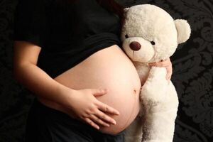 Prisión para hombre mayor que vivía en pareja con niña de 13 años - La Clave