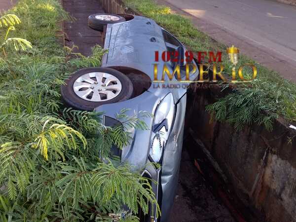Vehículo cayó a la cuneta de la avenida Fernando de la Mora - Radio Imperio
