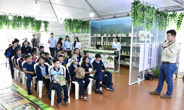 NIÑOS CONOCEN LAS ACCIONES DE CONSERVACIÓN DE ITAIPU EN LA EXPO CANINDEYÚ