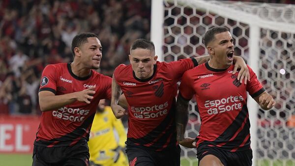 Athletico Paranaense lidera el grupo de Libertad