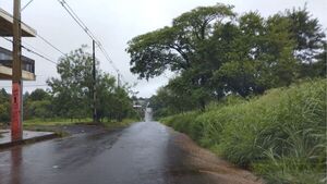 Hombre paró para orinar y le robaron su moto