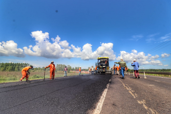 Las obras de asfaltado del primer tramo de la ruta Alberdi – Pilar se aproxima al 50% de avance