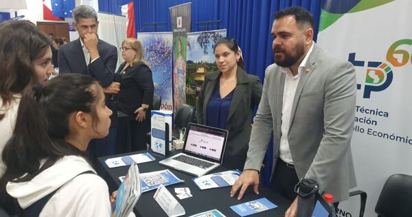 STP promueve oportunidades de becas internacionales durante la Feria MOBE de la UNA