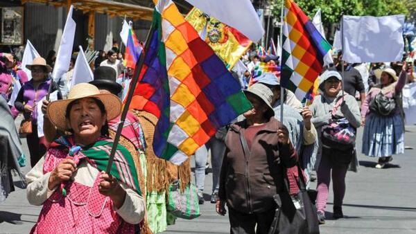 Miles de trabajadores bolivianos volvieron a movilizarse para rechazar un polémico proyecto de ley del Gobierno - .::Agencia IP::.