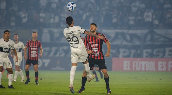 Versus / El DT de Patronato pegó el grito al cielo por el arbitraje, que según él, benefició a Olimpia