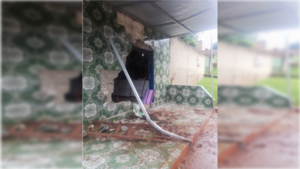 Camión recolector de basura ¡"frenó" por una casa!: doña se salvó de algo peor