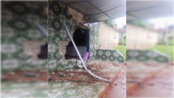 Camión recolector de basura ¡"frenó" por una casa!: doña se salvó de algo peor