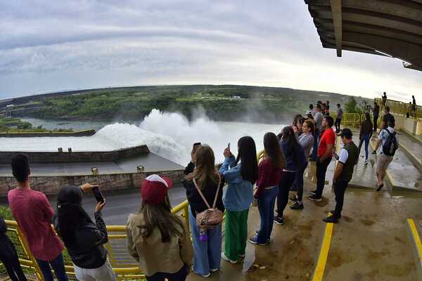 Se prevé que el vertedero de Itaipu permanezca abierto hasta fines de abril - .::Agencia IP::.