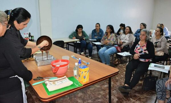 Extensionistas de la UNE organizan taller de repostería dirigido a familiares y pacientes oncológicos