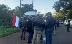 Exobreros continúan protesta frente a la Itaipu Binacional