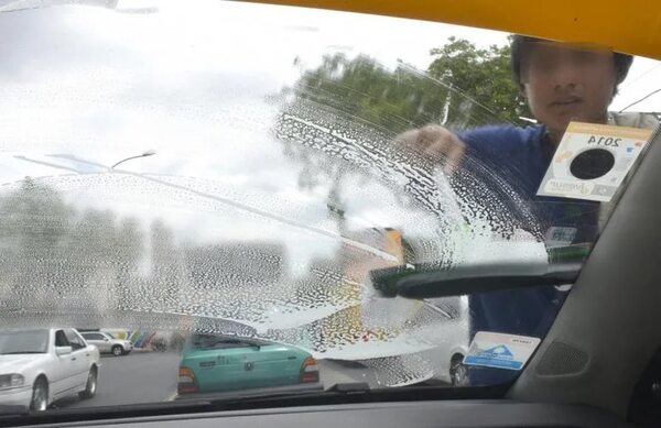 Municipalidad de Lima prohíbe “limpiaparabrisas” en calles para frenar violencia - Mundo - ABC Color