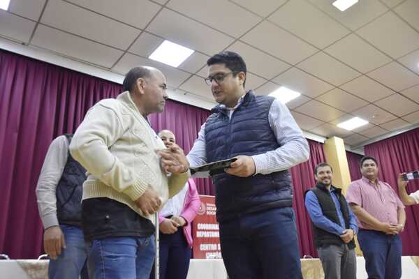 Entrega de Tarjetas de Débito a 356 familias cambyreteñas beneficiarias del Programa TEKOPORÁ