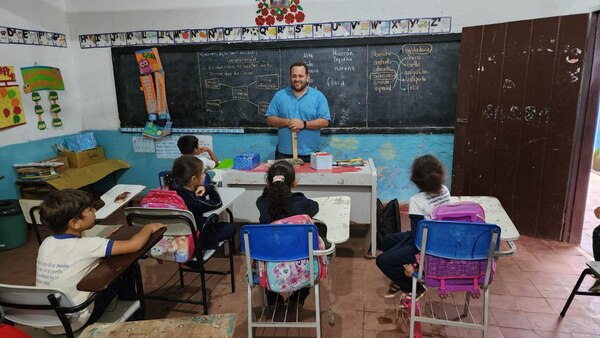 Diario HOY | Con ingenio cautiva a alumnos, pese a enseñar "ad honorem": profe es viral en Concepción
