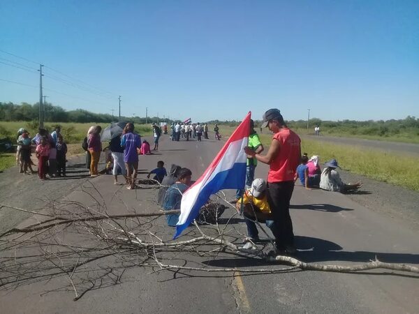 Día del Indígena: nativos cierran la Ruta Transchaco para exigir medicamentos y víveres - Noticias del Chaco - ABC Color