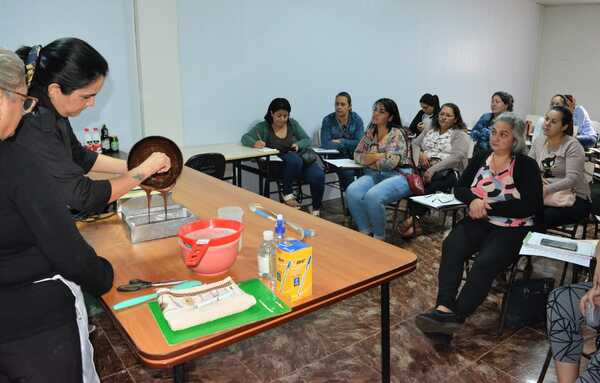 Preparan taller de repostería dirigido a familiares y pacientes oncológicos - La Clave
