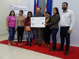 Gobernación de Amambay entregó becas a 125 jóvenes universitarios del departamento - Radio Imperio