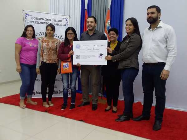 Gobernación de Amambay entregó becas a 125 jóvenes universitarios del departamento - Radio Imperio