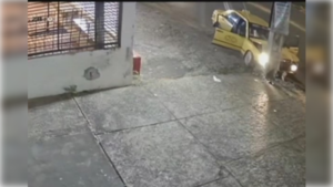 Taxista peleó con asaltantes y terminó chocando por una columna