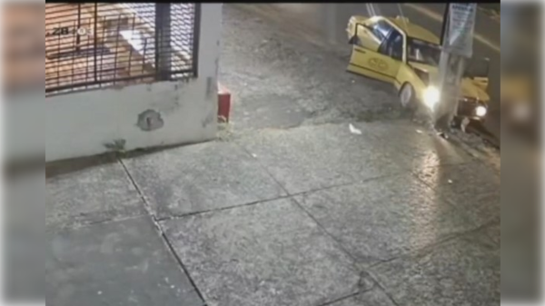 Taxista peleó con asaltantes y terminó chocando por una columna