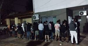 La Nación / Demoraron a casi 60 hinchas en controles de alcotest en el Defensores del Chaco