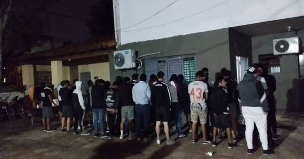 La Nación / Demoraron a casi 60 hinchas en controles de alcotest en el Defensores del Chaco