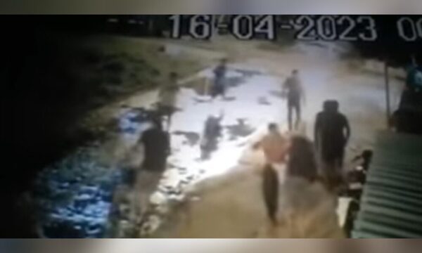 (VIDEO)Atropellaron una vivienda y reventaron con piedra la cabeza de un menor