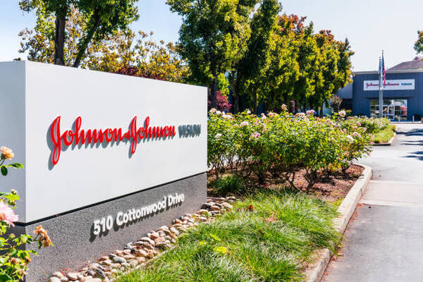 Johnson & Johnson pierde US$ 68 millones en primer trimestre por demandas sobre polvos de talco - Revista PLUS