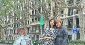 La Nación / ¡Mamá feliz! Pati Ginzo paseó por las calles de Barcelona con su bebé