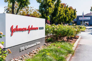 Johnson & Johnson pierde US$ 68 millones en primer trimestre por demandas sobre polvos de talco - Revista PLUS