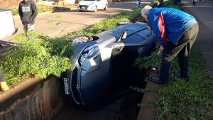 Automovil cae en cuneta y se desliza mas de 50 metros