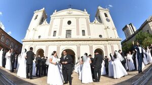 Boda comunitaria une a 114 parejas en la Catedral de Asunción