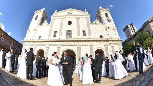 Boda comunitaria une a 114 parejas en la Catedral de Asunción